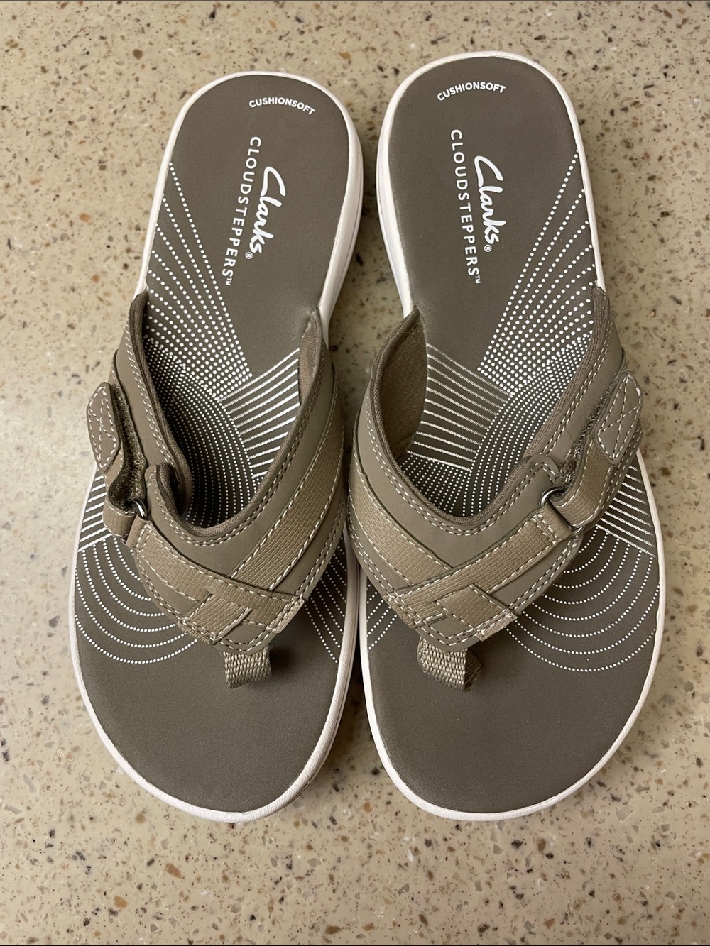Clarks taupe and white Cloudsteppers cushioned thong sandals